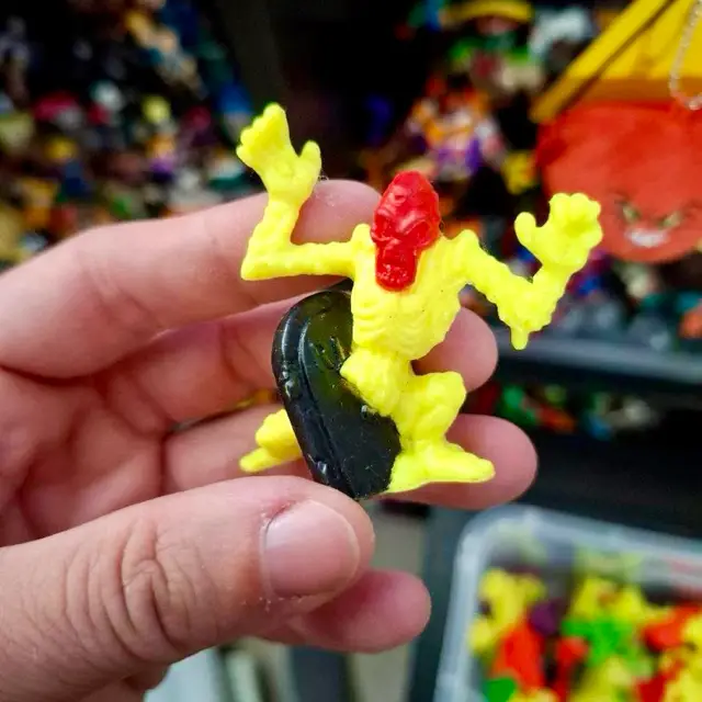 Grave Watcher #105, Monster in My Pocket: Series 4: Super Scary, Neon Yellow